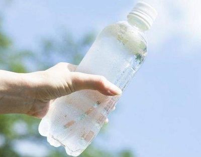 饮用水安全警报 两个品牌纯净水检出重大问题，消费者如何应对？